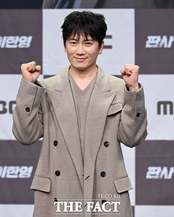 배우 황희와 오세영, 박희순, 이재진 감독, 지성, 원진아, 태원석, 백진희(왼쪽부터)가 2일 서울 마포구 상암 MBC에서 열린 MBC 새 금토드라마 '판사 이한영' 제작발표회에 참석해 포즈를 취하고 있다. /이새롬 기자