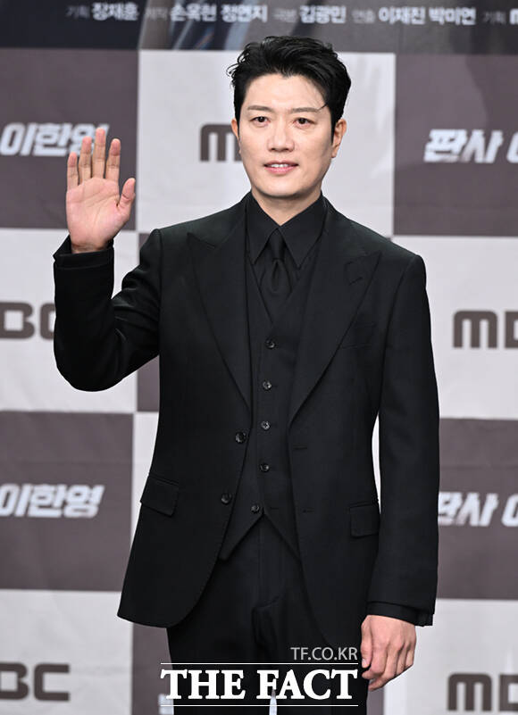 배우 황희와 오세영, 박희순, 이재진 감독, 지성, 원진아, 태원석, 백진희(왼쪽부터)가 2일 서울 마포구 상암 MBC에서 열린 MBC 새 금토드라마 '판사 이한영' 제작발표회에 참석해 포즈를 취하고 있다. /이새롬 기자