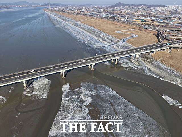 전국적으로 강추위가 이어지고 있는 2일 오전 경기 김포시 일산대교 아래 한강이 얼어 있다. /김포=박헌우 기자