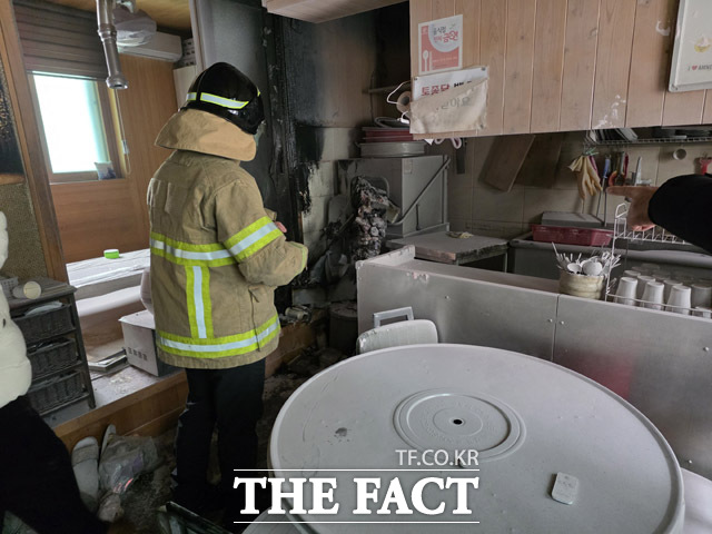 2일 오후2시 28분쯤 울릉군 서면 남양리에 위치한 일반음식점에서 화재가 발생해 소방당국이 정밍조사를 벌이고 있다 /독자 제공