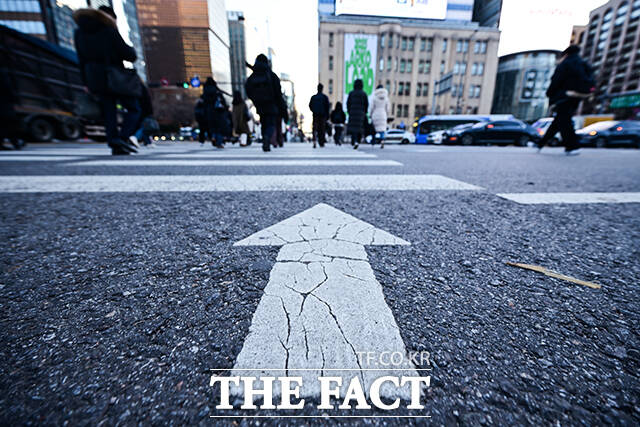 새해, 일터를 향하는 직장인들의 뒷모습.