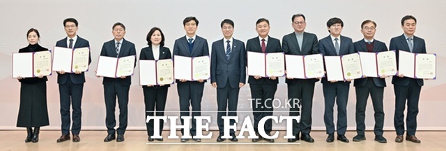 대구시는 2일 시무식에서 2025년 최고의 시책 10개를 발표하고 추진 부서를 포상했다. 김정기 대구시장 권한대행(가운데)과  포상자들이 기념 촬영을 하는 모습. /대구시