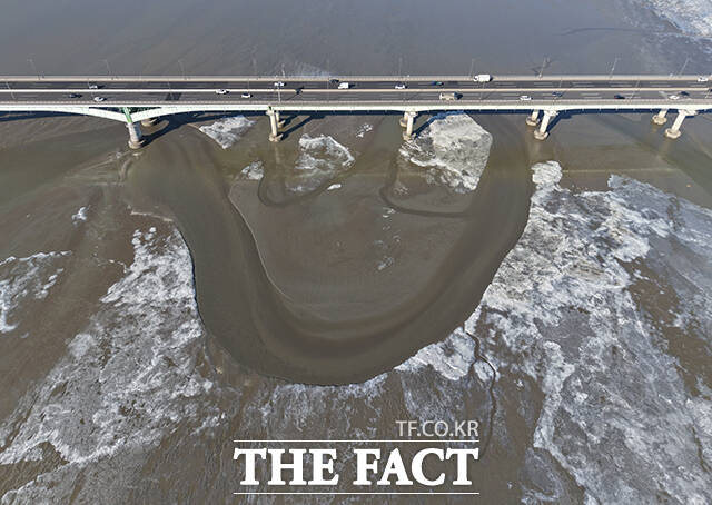 전국적으로 강추위가 이어지고 있는 2일 오전 경기 김포시 일산대교 아래 한강이 얼어 있다. /김포=박헌우 기자