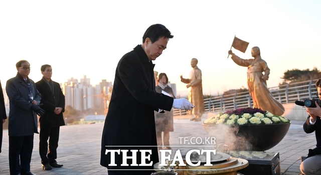 김태흠 충남도지사가 2일 충남보훈공원에서 병오년 새해를 맞아 충혼탑에 헌화하고 있다. /충남도