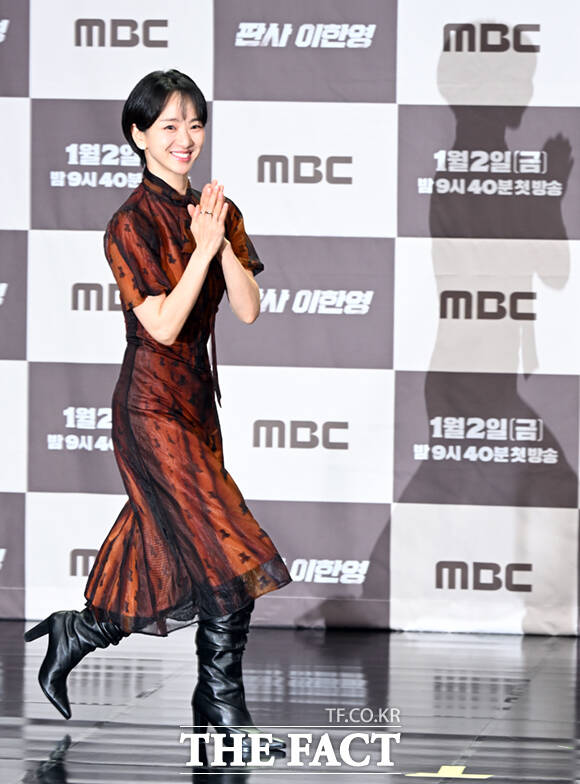 배우 원진아와 백진희, 오세영(왼쪽부터)이 2일 서울 마포구 상암 MBC에서 열린 MBC 새 금토드라마 '판사 이한영' 제작발표회에 참석해 포즈를 취하고 있다. /이새롬 기자