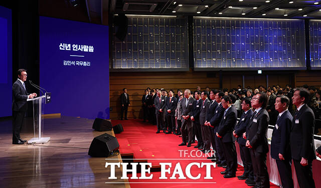 참석자들이 함께 떡 케이크를 자르는 모습.