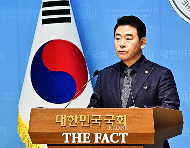 박정 더불어민주당 의원이 2일 오전 서울 여의도 국회 소통관에서 기자회견을 열고 원내대표 보궐선거 출마선언을 하고 있다. /국회=배정한 기자