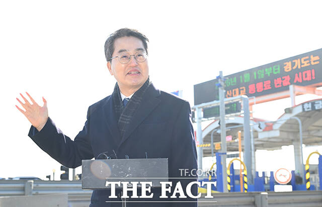 김동연 경기도지사가 2일 오후 경기 김포시 일산대교 요금소에서 통행료 인하 관련 메시지를 발표하고 있다. /김포=박헌우 기자