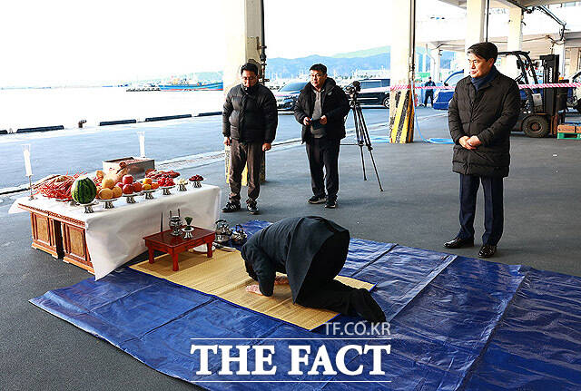 울진군이 새해 첫날인 1일 초매식을 갖은 후 어업인의 안전 조업과 풍어를 기원했다. /울진군