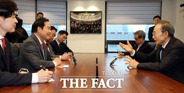 장동혁 국민의힘 대표(오른쪽)가 2일 오전 서울 서초구 영포빌딩에서 이명박 전 대통령을 만나 인사를 나누고 있다. /국회사진기자단