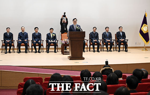 2026년도 시무식에서 신년사 하는 우원식 국회의장(가운데).