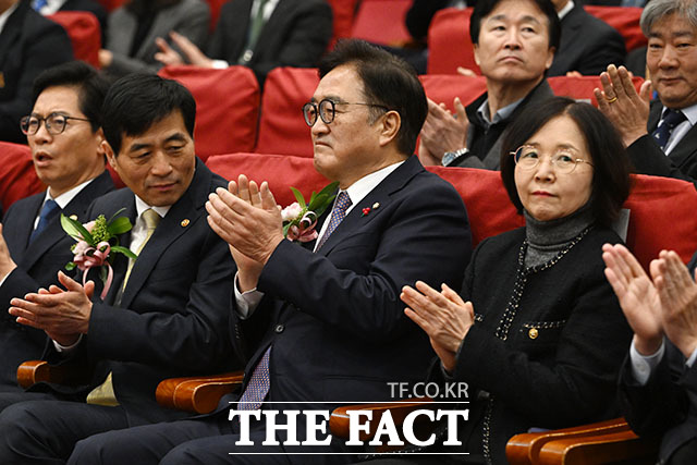 2026년도 시무식에서 신년사 하는 우원식 국회의장(가운데).