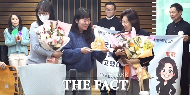 2일 CBS 김현정의 뉴스쇼 방송에서 김현정 PD가 고별 인사를 하고 있다. /CBS