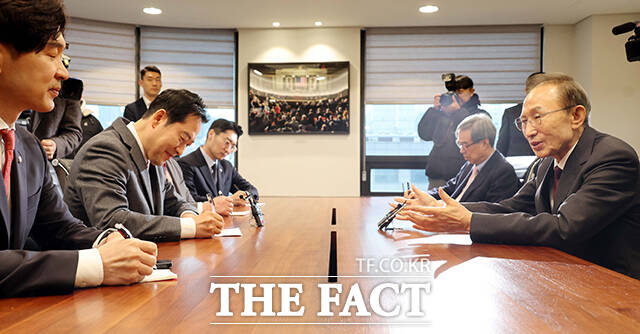 장동혁 국민의힘 대표(오른쪽)가 2일 오전 서울 서초구 영포빌딩에서 이명박 전 대통령을 만나 인사를 나누고 있다. /국회사진기자단