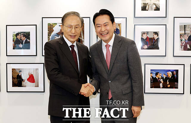 장동혁 국민의힘 대표(오른쪽)가 2일 오전 서울 서초구 영포빌딩에서 이명박 전 대통령을 만나 인사를 나누고 있다. /국회사진기자단