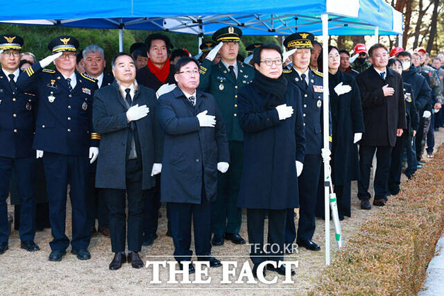 손병복 울진군수와 김정희 군의회의장 등 기관단체장들이 충혼탑을 참배하고 있다. /울진군