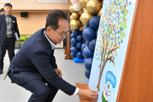 엄태현 영주시장 권한대행이 청렴 약속 캠페인에 참여하고 있다. /영주시