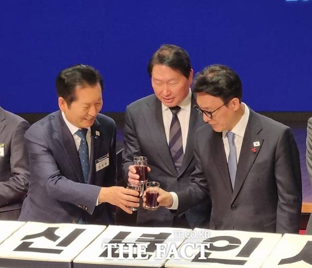 정청래 더불어민주당 대표(왼쪽부터)와 최태원 회장, 김민석 국무총리가 경제 재도약을 다짐하는 건배를 하고 있다. /이성락 기자