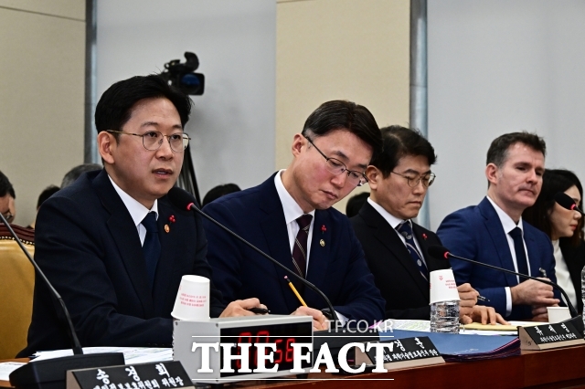 쿠팡 사태 범정부 TF 팀장인 배경훈 부총리 겸 과학기술정보통신부 장관이 지난달 17일 오전 서울 여의도 국회 과학기술정보방송통신위원회에서 열린 쿠팡 침해사고 관련 청문회에 출석해 질의에 답변을 하고 있다 /국회=배정한 기자