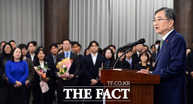 조현 외교부 장관이 2일 오후 서울 종로구 외교부에서 열린 시무식에 참석해 신년사를 하고 있다. /임영무 기자