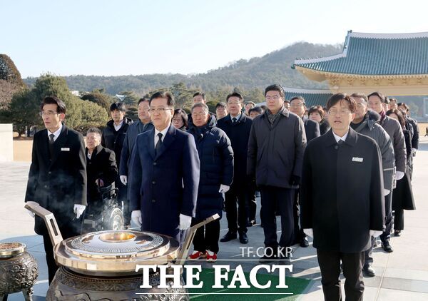 조원휘 대전시의회 의장을 비롯해 의원들이 2일 병오년 새해를 맞아 국립대전현충원과 보훈공원을 찾아 참배했다. 사진은 국립대전현충원 참배 진행 모습. /대전시의회