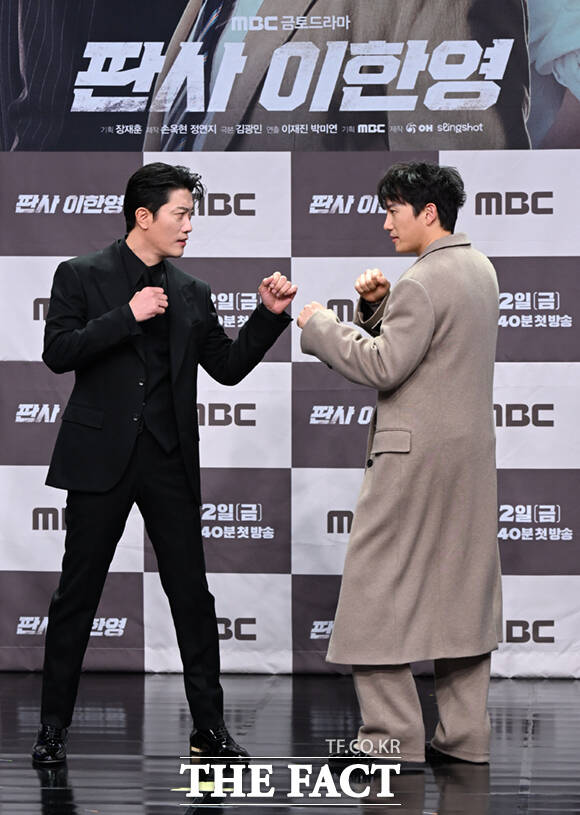 배우 황희와 오세영, 박희순, 이재진 감독, 지성, 원진아, 태원석, 백진희(왼쪽부터)가 2일 서울 마포구 상암 MBC에서 열린 MBC 새 금토드라마 '판사 이한영' 제작발표회에 참석해 포즈를 취하고 있다. /이새롬 기자