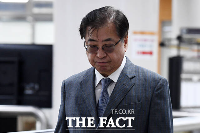 서해피격 사건 관련 직권 남용 및 공용 전자기록 손상 혐의를 받는 서훈 전 국가안보실장이 27일 오전 서울 서초구 서울중앙지방법원에서 열린 공판에 출석하고 있다. /서예원 기자