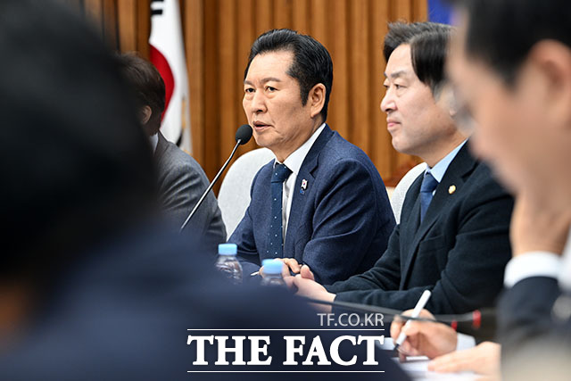 '시도당위원장 및 시도당지방선거기획단장 연석회의'에서 발언하는 정 대표.