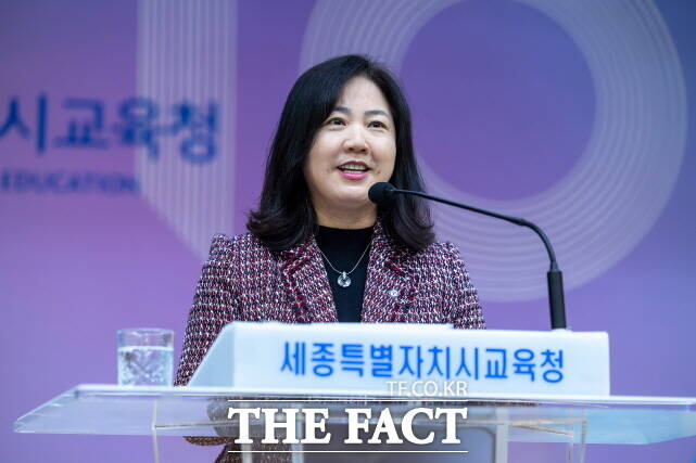 구연희 세종시교육감 권한대행이 2일 청사 대강당에서 열린 2026년 병오년 세종시교육청 시무식을 통해 신년사를 하고 있다. /세종시교육청