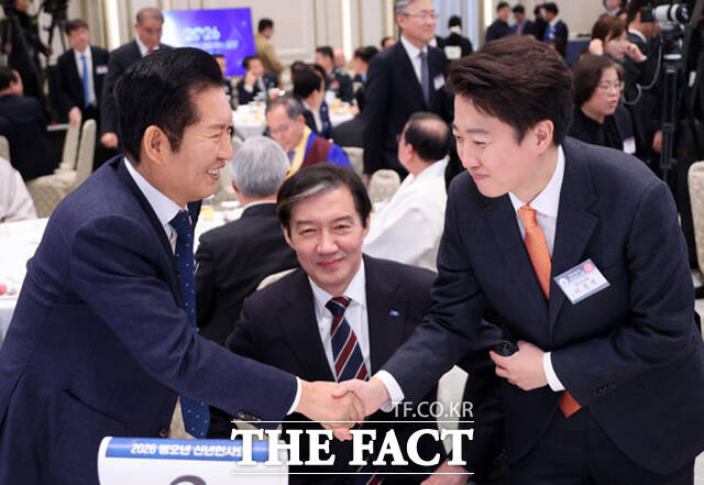 정청래 더불어민주당 대표(왼쪽)와 이준석 개혁신당 대표가 신년인사회에서 악수하고 있다.