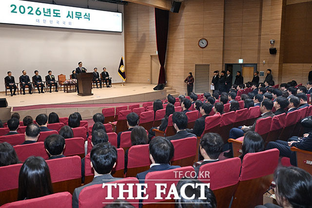 2026년도 시무식에서 신년사 하는 우원식 국회의장(가운데).