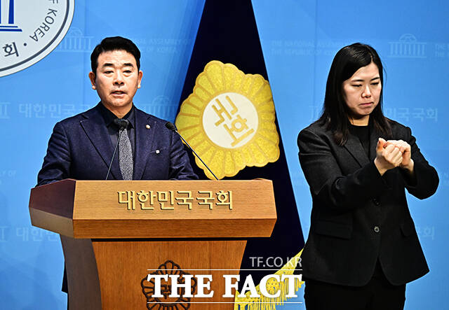 박정 더불어민주당 의원이 2일 오전 서울 여의도 국회 소통관에서 기자회견을 열고 원내대표 보궐선거 출마선언을 하고 있다. /국회=배정한 기자