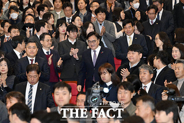 2026년도 시무식에서 신년사 하는 우원식 국회의장(가운데).