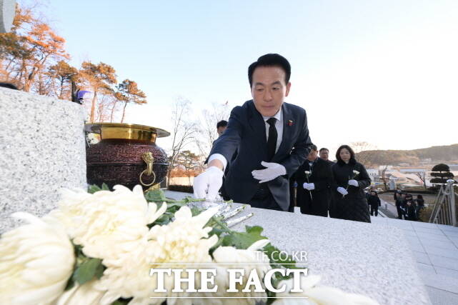 백성현 논산시장을 비롯한 간부들이 2일 충렬탑를 참배하면서 병오년 새해를 열고 있다. /논산시