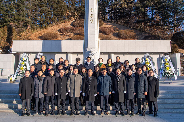 엄태현 영주시장 권한대행과 간부공무원들이 충혼탑 참배 후 단체 기념사진을 찍으며 새해 힘찬 출발을 다짐하고 있다. /영주시