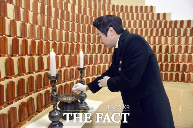 충렬탑을 참배하고 있는 임채성 세종시의장. /세종시의회