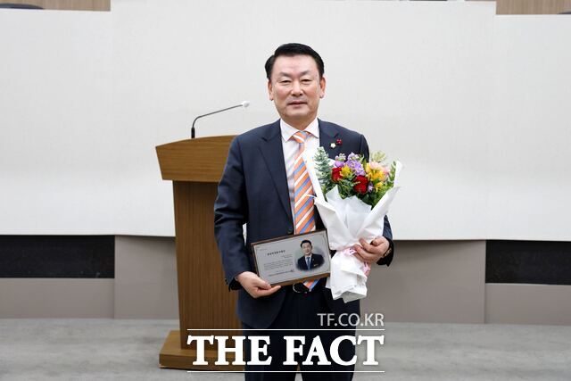 김선호 당진시의원이 2일 당진시의회 본회의장에서 충남 의정봉사대상을 수상했다. /당진시의회