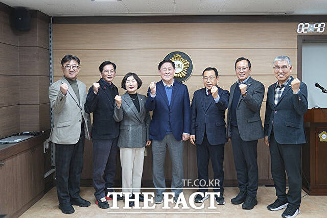 최경환 전 경제부총리(가운데) 가 울릉군의회를 방문해 기념사진을 찍고 있다. /최경환 전 총리