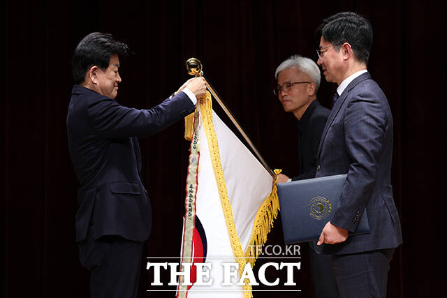 정동영 통일부 장관(가운데)이 2일 오후 서울 종로구 정부서울청사 별관에서 열린 2026년 통일부 시무식에 참석해 2025년 을지연습 유공 정부포상 대통령 단체표창을 대리 수여한 뒤 직원들과 기념사진을 찍고 있다. /통일부