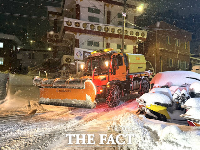 폭설이 내린 울릉도에 일부 시내버스노선이 중단되자 제설차가 제설작업을 벌이고 있다. /울릉군