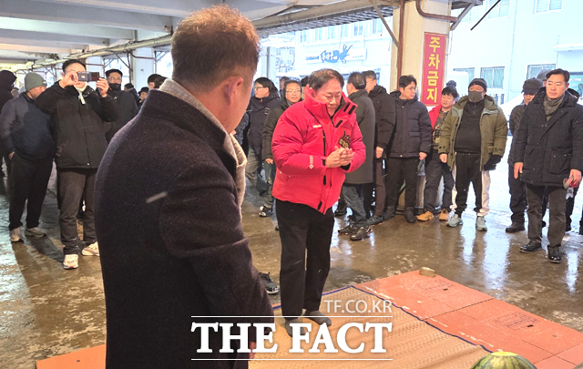 최경환 전 경제부총리가 1일 울릉군 수협 오징어 초매식에서 풍년을 기원하고 있다. /독자