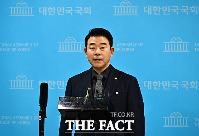 박정 더불어민주당 의원이 2일 오전 서울 여의도 국회 소통관에서 기자회견을 열고 원내대표 보궐선거 출마선언을 하고 있다. /국회=배정한 기자