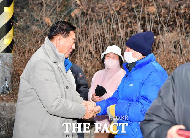 김한종 장성군수가 1일 장성호 제방에서 열린 해맞이 행사에 참석해 군민들과 새해인사를 나누고 있다. /장성군