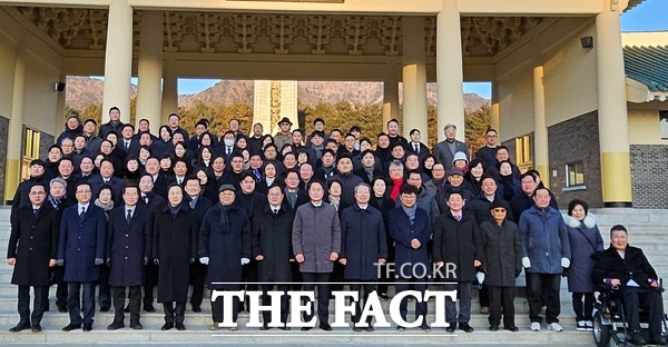 국민의힘 대전시당이 2일 국립대전현충원을 찾아 참배했다. 이날 행사에는 이은권 시당위원장을 비롯해 이장우 대전시장, 이상래·조수연·양홍규·이택구·박경호 당협위원장과 박희조·서철모·최충규 구청장, 조원휘 대전시의회 의장, 이희환 기초의원협의회장을 포함한 소속 시·구의원 및 상설·특별위원장 등 당직자 200여 명이 함께했다. /국민의힘 대전시당