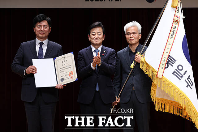 정동영 통일부 장관(가운데)이 2일 오후 서울 종로구 정부서울청사 별관에서 열린 2026년 통일부 시무식에 참석해 2025년 을지연습 유공 정부포상 대통령 단체표창을 대리 수여한 뒤 직원들과 기념사진을 찍고 있다. /통일부