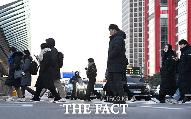 서울 전역에 한파특보가 발효된 2일 오전 서울 여의도환승센터에서 시민들이 2026년 병오년(丙午年) 새해 첫 출근길에 나서고 있다. /박헌우 기자