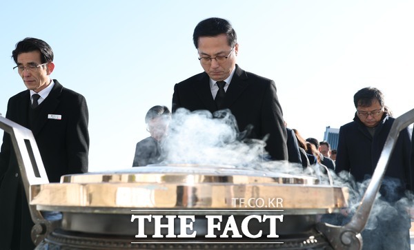 박희조 동구청장이 2일 국립대전현충원을 참배하고 있는 모습. /대전 동구