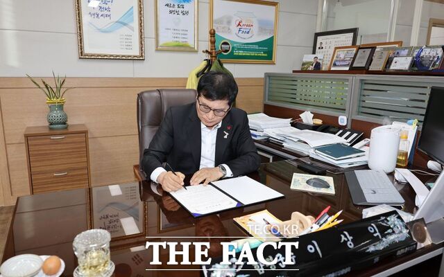 이상익 함평군수가 2026년 병오년 새해 첫 업무로 반부패·청렴 실천 의지를 다지기 위해 청렴서약서에 서명하고 있다. /함평군