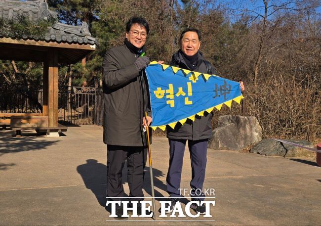 안민석 경기미래교육자치포럼 대표(왼쪽)와 김상곤 전 경기도 교육감이자 전 교육부장관 /경기미래교육자치포럼