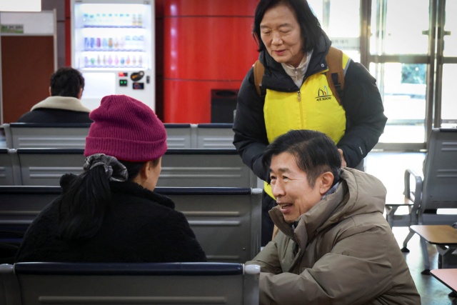 전성수 서초구청장은 1일 오전, 새해 첫 공식 일정으로 고속터미널역 대합실을 방문해 거리 노숙인들의 안전 상황을 직접 점검했다. /서초구